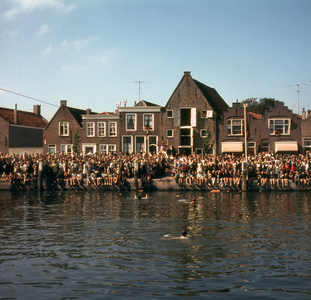 DIA-10239 Zierikzee. Nieuwe Haven, gezien vanaf de Oosthavendijk. Waterspelen t.g.v. het Mosselfeest.