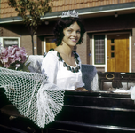 DIA-10250 Zierikzee. Kleine Zelkeweg. Mosselfeest 1961: Mosselprinses Ester Schot.