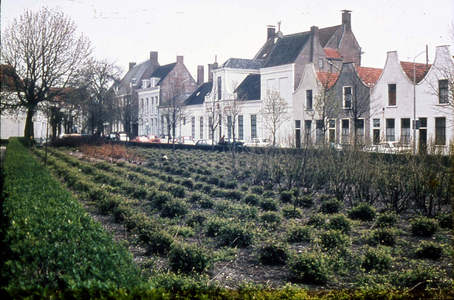 DIA-1031 Zierikzee. Kerkhof Z.Z. Met gezicht op de Posstraat In het midden het Burgerweeshuis (Posstraat 45)