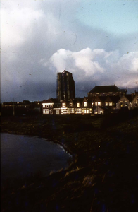 DIA-1065 Zierikzee. Silhouet van de Sint Lievens Monstertoren, bij avond, gezien vanaf de Westhavendijk. Op de ...