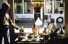 DIA-1078 Zierikzee. Sint Domusstraat Etalage van een antiekwinkeltje. Links: de eigenaar Jan Timmerman.