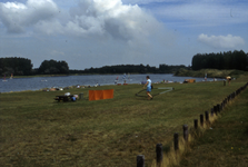 DIA-10862 Ouwerkerk. Weg van de Buitenlandse Pers. Recreatie langs de kreek.