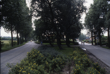 DIA-10868 Oosterland. De Oud Heiligeweg, gezien vanaf de Rijksweg in zuidwestelijke richting. Rechts de kruising met de ...