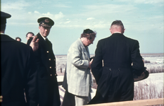 DIA-10890 Ouwerkerk. Koninklijk bezoek bij de caissons. Personen v.l.n.r.: Prins Bernhard, Koningin Juliana en (op de ...