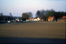 DIA-10955 Oosterland. Molenweg. Een opname van het eind van de Molenweg, bij de kruising met Rijksweg N59, zie je ...