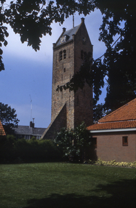 DIA-10961 Oosterland. Hofweg. De toren van de Nederlandse Hervormde kerk vanaf de Hofweg.