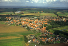 DIA-10966 Oosterland. Luchtfoto, genomen vanuit het zuiden van het dorp. Zichtbaar zijn de toren met kerk en de kassen ...