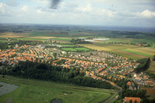 DIA-10967 Oosterland. Luchtfoto genomen vanuit het zuidwesten. Op de achtergrond de kassen aan de Maatje Harings Jobsweg.