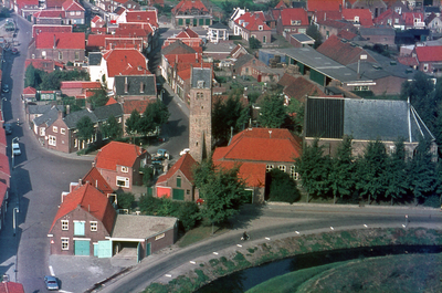 DIA-10968 Oosterland. Hofweg. Overzichtsfoto van de toren en kerk bij het kruispunt van de Hofweg op de voorgrond met ...
