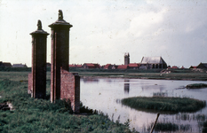 DIA-10969 Oosterland. Hogemaireweg. De pilaren van de toegangspoort naar het voormalige buiten het 's Herenhof van de ...