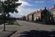 DIA-11009 Nieuwerkerk. Ooststraat; rechts de Muyeweg.