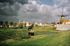 DIA-1122 Zierikzee. Bolwerk met molen De Haas, gezien vanaf de Westhavendijk.
