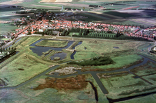 DIA-11305 Oosterland. Het dorp met op de voorgrond de zgn. aanwas, waarin je de plaats kunt zien waar het 's Herenhof ...