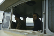 DIA-1153 Zierikzee. Mosselkotter. In de stuurhut: links Wim Schot en rechts Bart Schot.