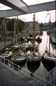 DIA-1185 Zierikzee. Oude Haven. Reünie van platbodemvaartuigen.