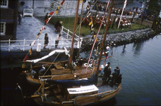 DIA-1188 Zierikzee. Haven. Reünie van platbodemvaartuigen. Rechts: muziekkorps Kunst en Eer .