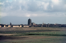 DIA-12037 Zierikzee. Gezicht op de stad vanuit het zuidwesten, vanaf de Levensstrijdweg, bij boerderij Levensstrijd .