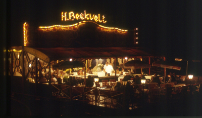 DIA-12150 Zierikzee. Kraanplein. Kermis met verlichte poffertjeskraam van de firma H. Beekvelt.