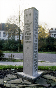 DIA-12155 Zierikzee. Caustraat. Monument ter nagedachtenis aan de Joodse bewoners, die op dinsdag 24 maart 1942 door de ...