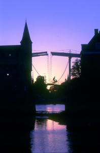 DIA-12176 Zierikzee. Vissersdijk. Gezicht bij avond op het Witte bruggetje (Eerste Binnenbrug).