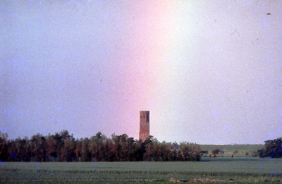 DIA-12297 Koudekerke. Plompe toren bij avond, gezien vanaf de Meeldijk.