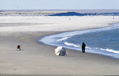 DIA-12313 Brouwersdam. Zeezijde: visser op het strand.