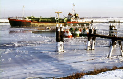DIA-12334 Bruinisse / Zijpe. IJsgang op het Zijpe. Vluchthaven dichtgevroren. Gasboeien in het ijs.