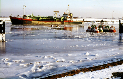 DIA-12335 Bruinisse / Zijpe. IJsgang op het Zijpe. Vluchthaven dichtgevroren. Gasboeien in het ijs.