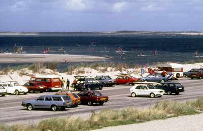 DIA-12345 Brouwersdam. Recreatieverkeer aan de zeezijde.