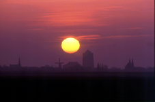 DIA-12389 Zierikzee. Silhouet van de stad, gezien vanaf de Sasdijk/sasput bij Schuddebeurs, bij zonsondergang.