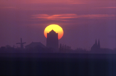 DIA-12390 Zierikzee. Silhouet van de stad, gezien vanaf de Sasdijk/sasput bij Schuddebeurs, bij zonsondergang.