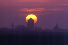 DIA-12390 Zierikzee. Silhouet van de stad, gezien vanaf de Sasdijk/sasput bij Schuddebeurs, bij zonsondergang.