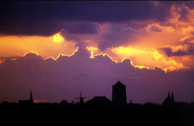 DIA-12397 Zierikzee. Silhouet van de stad, gezien vanaf de Sasdijk/sasput bij Schuddebeurs, bij zonsondergang.
