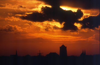DIA-12398 Zierikzee. Silhouet van de stad, gezien vanaf de Sasdijk/sasput bij Schuddebeurs, bij zonsondergang.