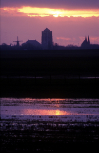 DIA-12399 Zierikzee. Silhouet van de stad, gezien vanaf de Sasdijk/sasput bij Schuddebeurs, bij zonsondergang.