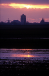 DIA-12399 Zierikzee. Silhouet van de stad, gezien vanaf de Sasdijk/sasput bij Schuddebeurs, bij zonsondergang.