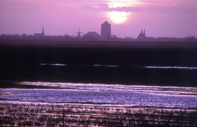 DIA-12400 Zierikzee. Silhouet van de stad, gezien vanaf de Sasdijk/sasput bij Schuddebeurs, bij zonsondergang.