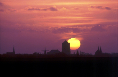 DIA-12401 Zierikzee. Silhouet van de stad, gezien vanaf de Sasdijk/sasput bij Schuddebeurs, bij zonsondergang.