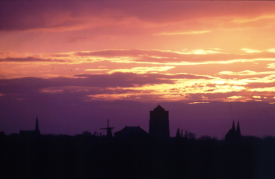 DIA-12402 Zierikzee. Silhouet van de stad, gezien vanaf de Sasdijk/sasput bij Schuddebeurs, bij zonsondergang.