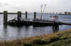 DIA-12425 Zierikzee. Veerhaven De Val. Aanlegsteiger. op de achtergrond de Zeelandbrug.