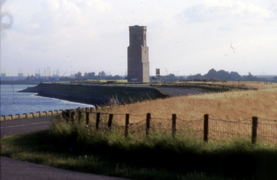 DIA-12434 Koudekerke. Plompe toren, gezien vanaf Schelphoek.