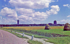 DIA-12549 Zierikzee. De Provinciale straatweg naar Renesse. Links de watertoren, die op 19 februari 1945 door de Duitse ...