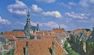 DIA-12584 Zierikzee. Centrum, gezien vanaf de Sint Lievens Monstertoren. Op de achtergrond de toren van het stadhuis.