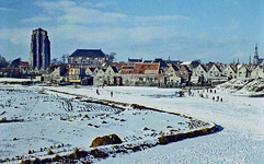 DIA-12589 Zierikzee. Zoute gracht in wintertooi. De huizen staan aan de Hoofdpoortstraat.