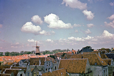 DIA-12621 Zierikzee. Noordoostelijke deel van de stad, gezien vanaf de Sint Lievens Monstertoren. In het midden molen ...