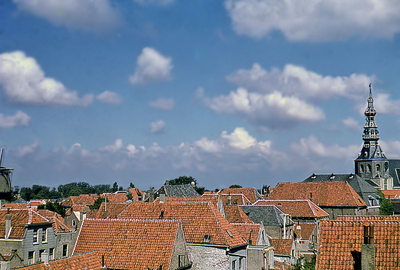 DIA-12623 Zierikzee. Oostelijke deel van de stad, gezien vanaf de Sint Lievens Monstertoren. Rechts de stadhuistoren.