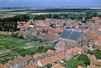 DIA-12624 Zierikzee. Noordoostelijke deel van de stad, gezien vanaf de Sint Lievens Monstertoren. Rechts de Chr. Geref. ...
