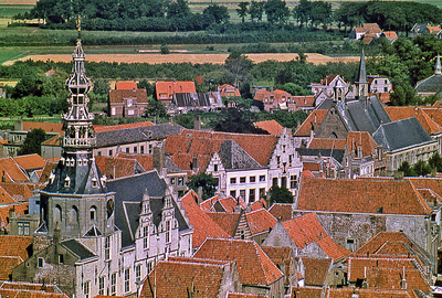 DIA-12626 Zierikzee. Oostelijke deel van de stad, gezien vanaf de Sint Lievens Monstertoren. Links van het midden het ...