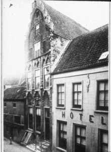 DIA-1272 Zierikzee. Meelstraat. Huis De Hane , in de volksmond Tempelierenhuis in het begin van de 20e eeuw.