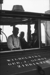 DIA-1352 Oosterschelde. Fossielenexcursie van de vereniging Kor en Bot, met de ZZ 8 op de Oosterschelde. De stuurhut.